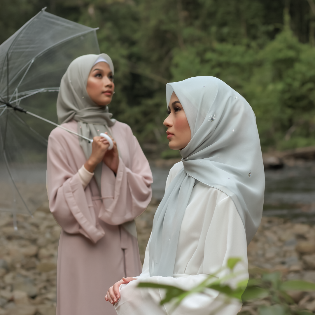 Jadirah V°3 Square Scarf in Green Knoll